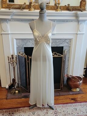 1960's Van Raalte Nightgown